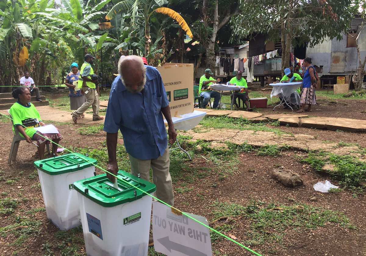 Casting a ballot in the 2017 PNG election, Central Province, Depo (María Cruz Cristobal/EU/UNDP PNG)