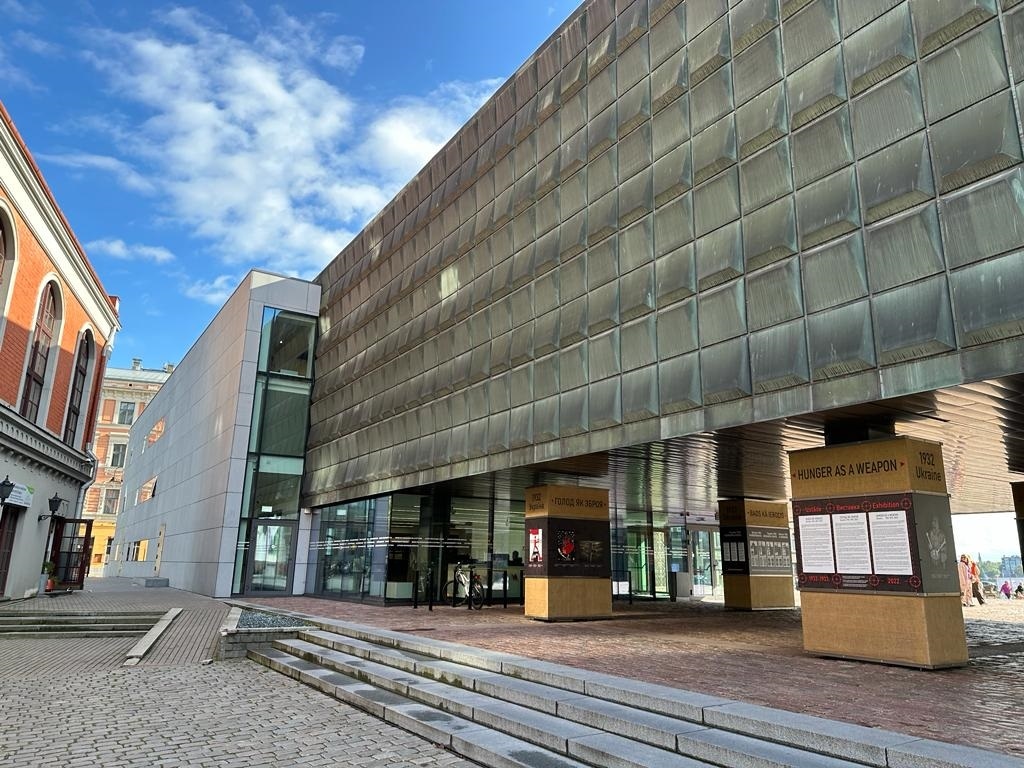 Hunger as a weapon exhibition