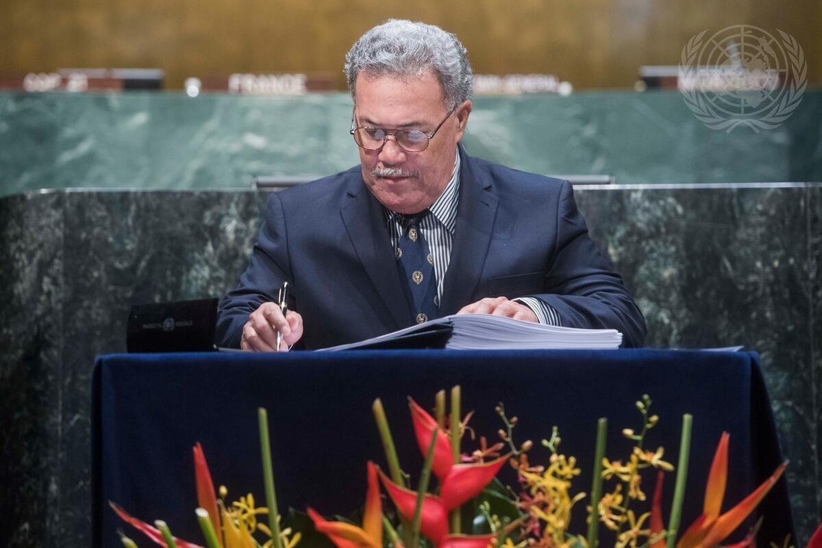 Signing the 2015 Paris agreement on climate change (Amanda Voisard/UN Photo)