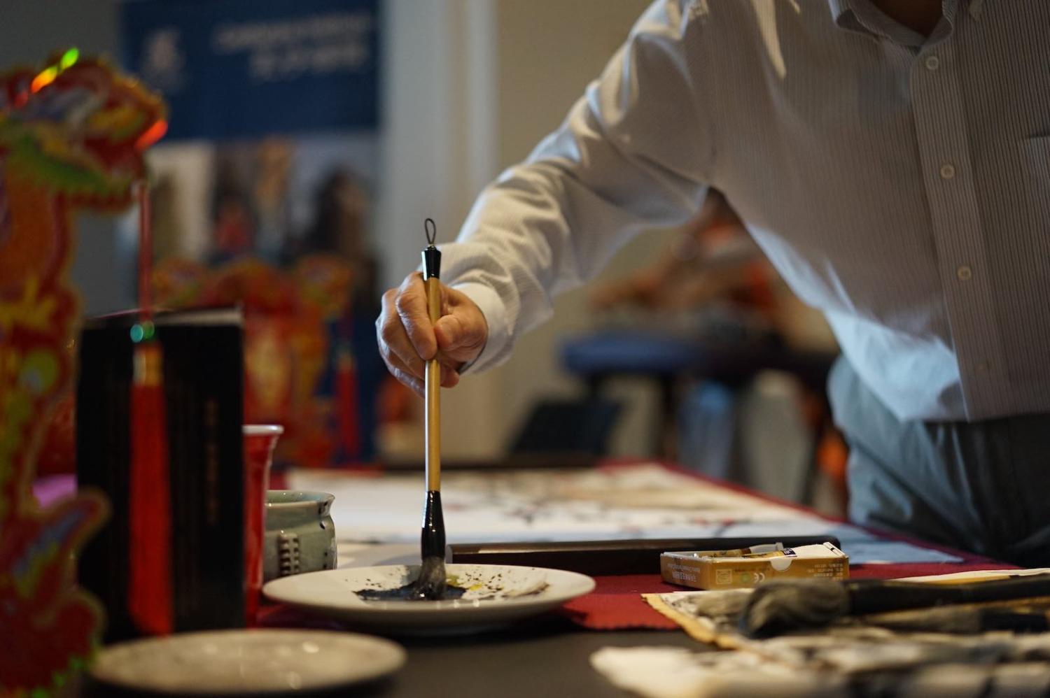 Calligraphy lesson (Photo: Confucius Institute Melbourne University/Flickr)
