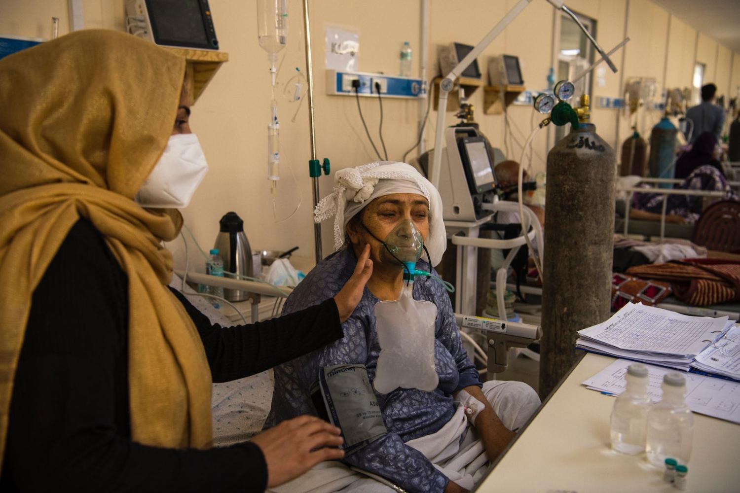 Roya, 55, in the ICU of the Afghan Japan Communicable Diseases Hospital in Kabul, 6 August 2020 (Andrew Quilty)