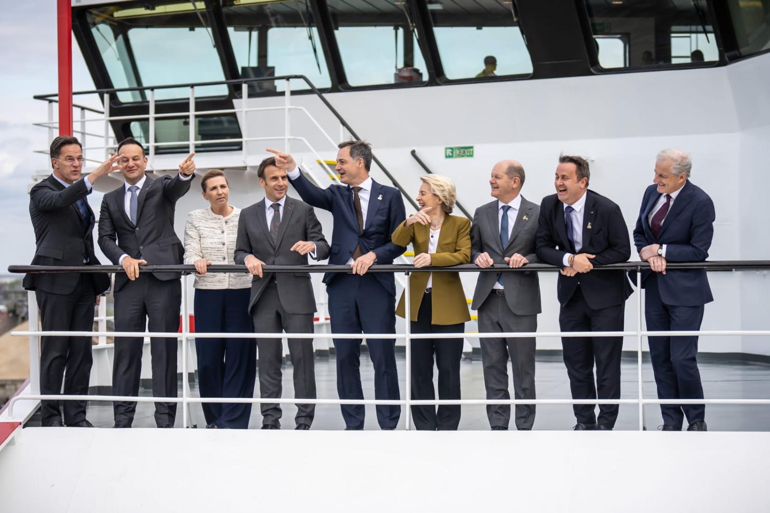 Which way to go? (Michael Kappeler via Getty Images)