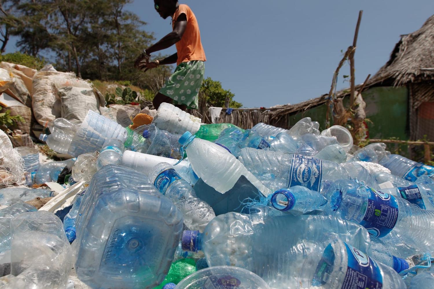 Collecting plastics from the beach in Watamu, Kenya (Cyril Villemain/UNEP)