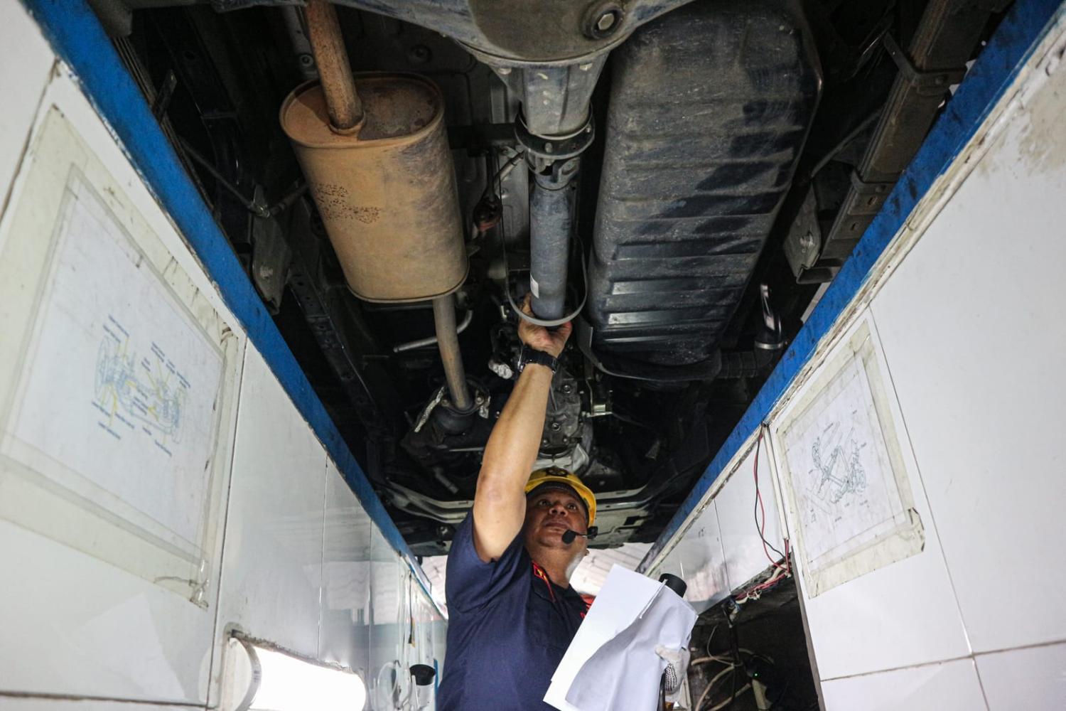 Checking under the hood, Jakarta style (Rangga Firmansyah/NurPhoto via Getty Images)