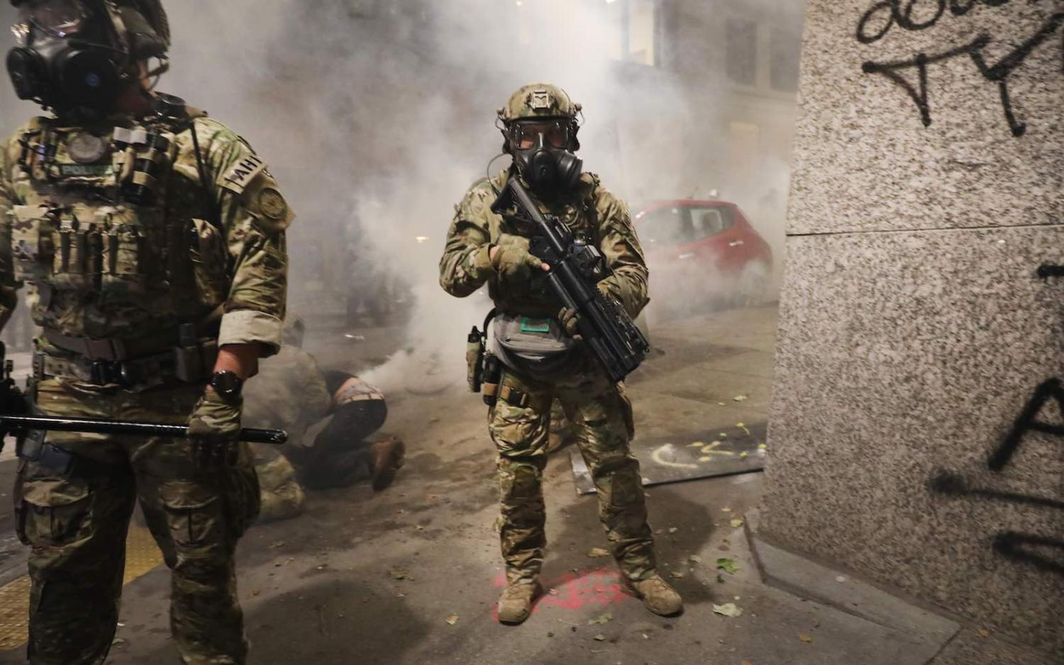 Federal police clash with protesters at the Mark O. Hatfield courthouse in Portland, Oregon, 25 July 2020 (Spencer Platt/Getty Images)