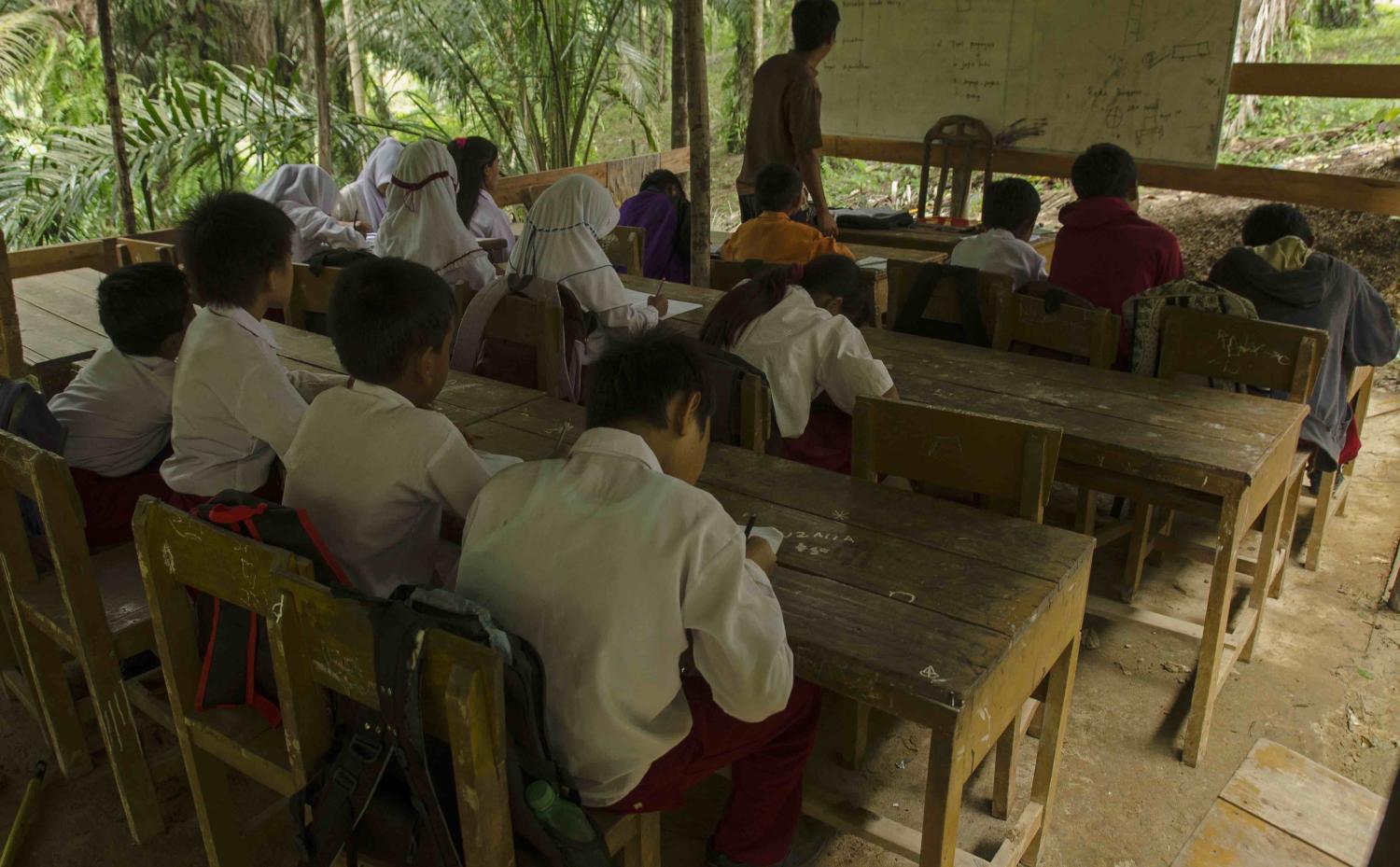 School children at a temporary school in Pekanbaru, Indonesia, in March 2016 (Photo: Afrianto Silalahi via Getty Images)