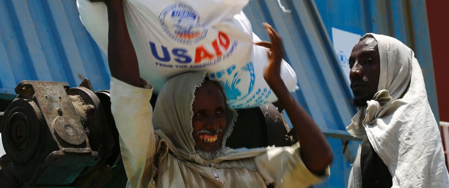 Sudanese dockers unload a US aid shipment (Photo: Ashraf Shazly via Getty)