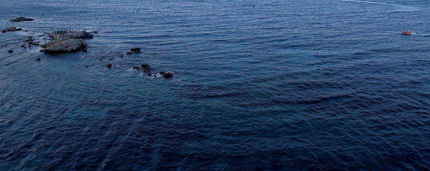 Migrants stranded on rocks off the coast of Turkey, December 2017 (Photo: Cem Oksüz/Getty Images)