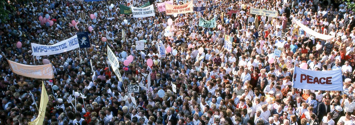 Participants in the 1987 American-Soviet anti proliferation peace walk in Novgorod (Photo: Flickr/Our Move Archives)