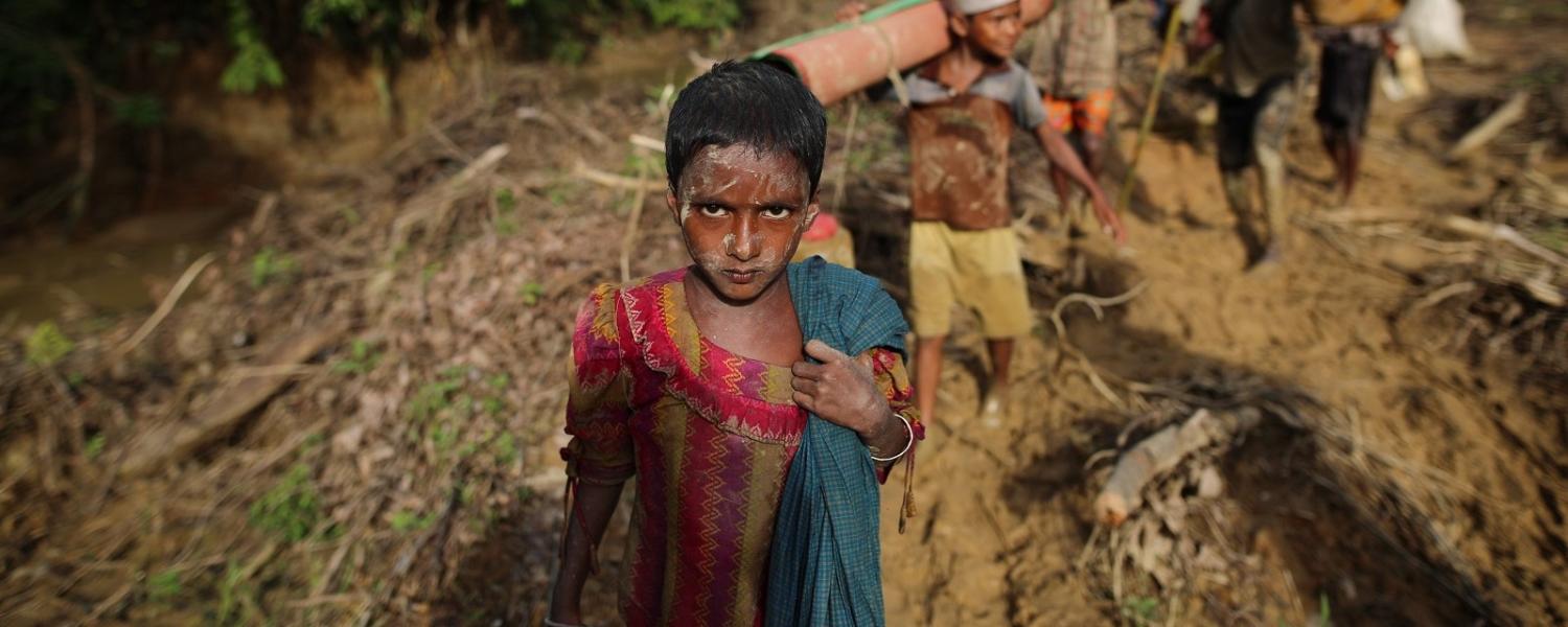 Rohingya Muslims walk towards Bangladesh after crossing Myanmar border. (Photo by Zakir Hossain Chowdhury/Getty Images)
