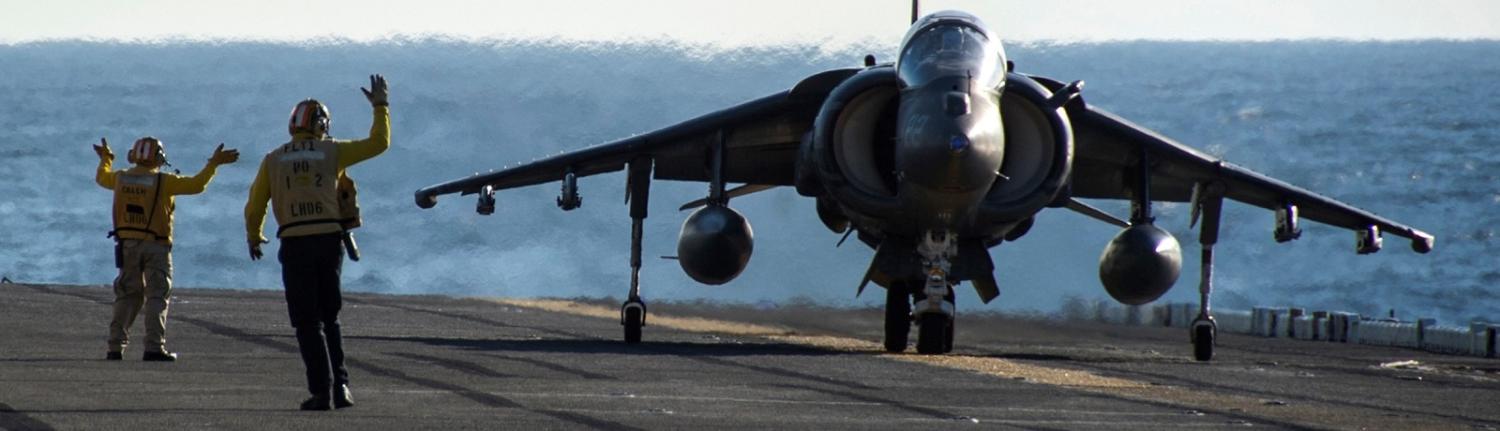 An AV-8B Harrier lands on the amphibious assault ship USS Bonhomme Richard in the Philippine Sea, 4 Feb, 2017 (Photo:US Defense)