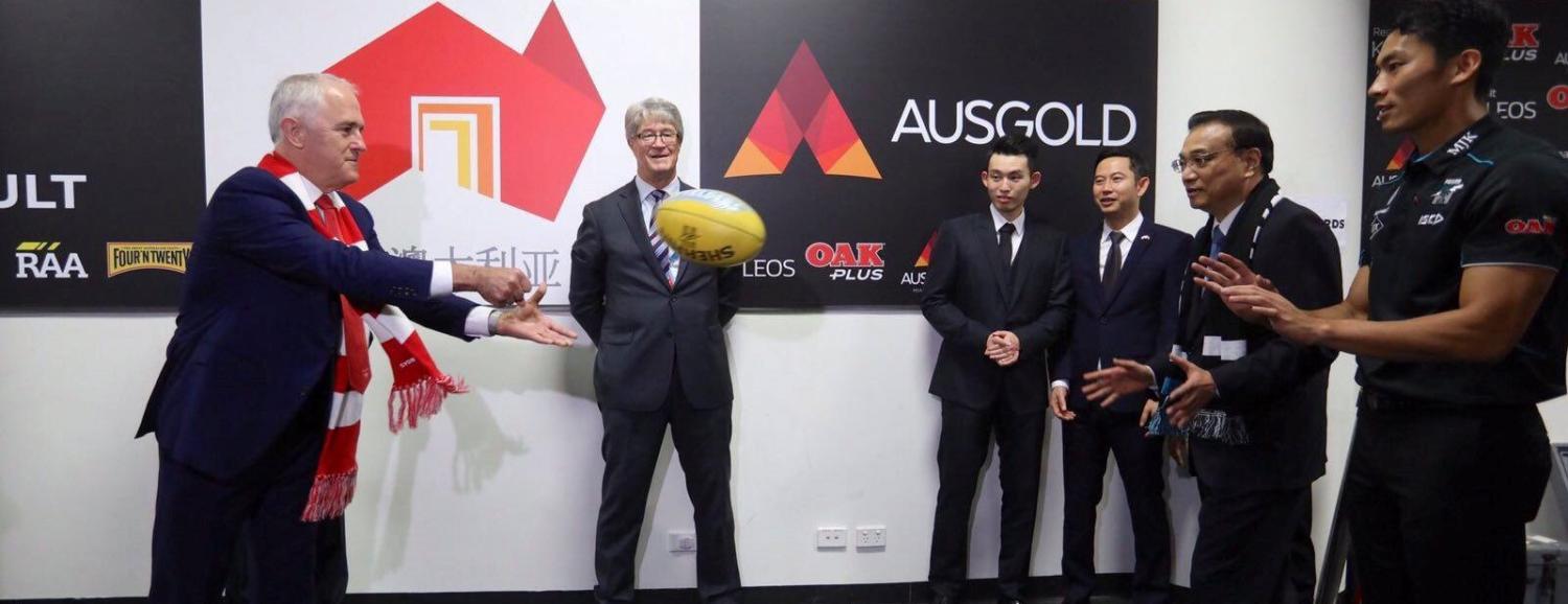 Australia's PM Malcolm Turnbull with China's Premier Li Keqiang at a football game on 25 March (Photo: Facebook)