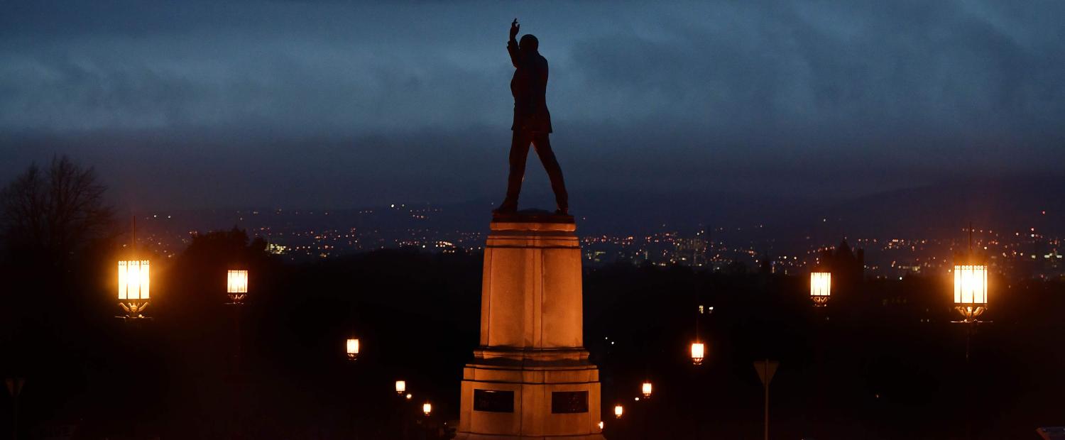 The sun settng on a statue of Edward Carson, a prominent unionist, in Belfast, Northern Ireland, Jauary 2017 (Photo: Getty Images/Charles McQuillan)