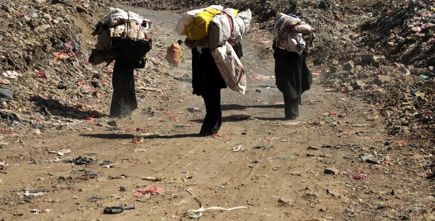 Yemeni people collect rubbish for recycling from a garbage dump in Sana'a, Yemen, March 2017 (Photo: Getty Images/Anadolu Agency)