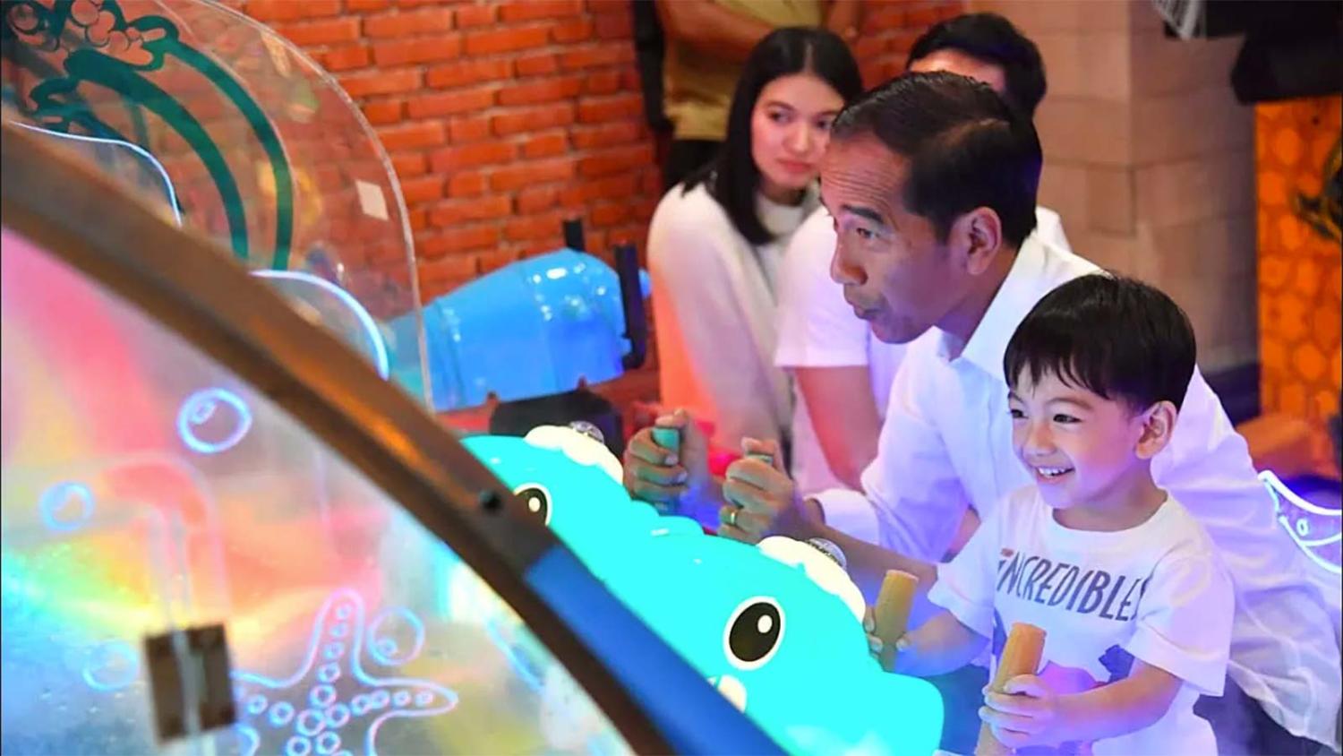 Joko Widodo and three-year-old grandson Jan Ethes at the shopping mall (Photo: Sekretariat Presiden/YouTube)