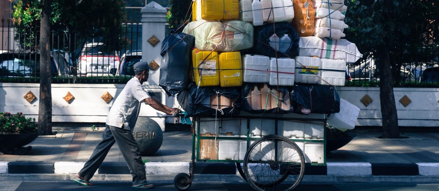 Street vendor, Jakarta (Photo: Sander Wehkamp/ Unsplash)